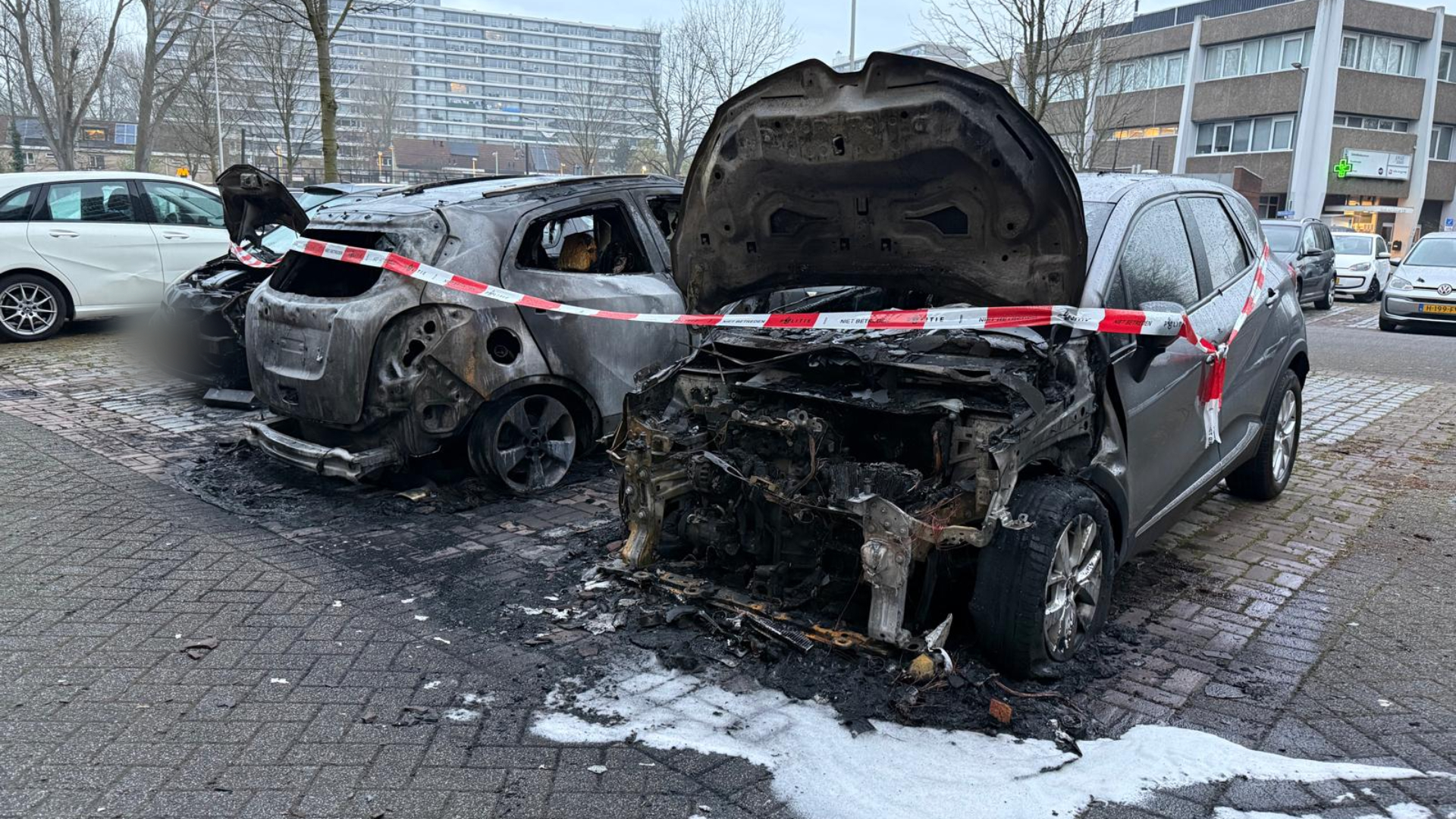 Een auto ging volledig in vlammen op, de andere drie zijn zwaar beschadigd.