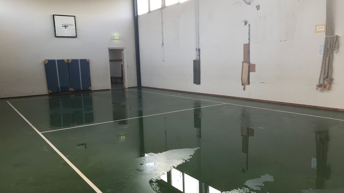 De gymzaal is door het afgewaaide dak onder water komen te staan