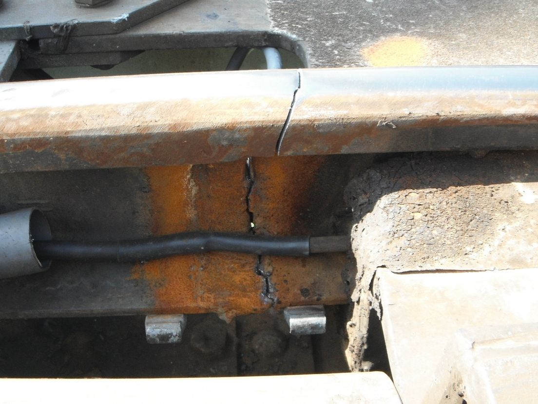 Een kapotte spoorstaaf zorgde maandagmiddag weer voor problemen op de oude Moerdijkbrug (archieffoto)