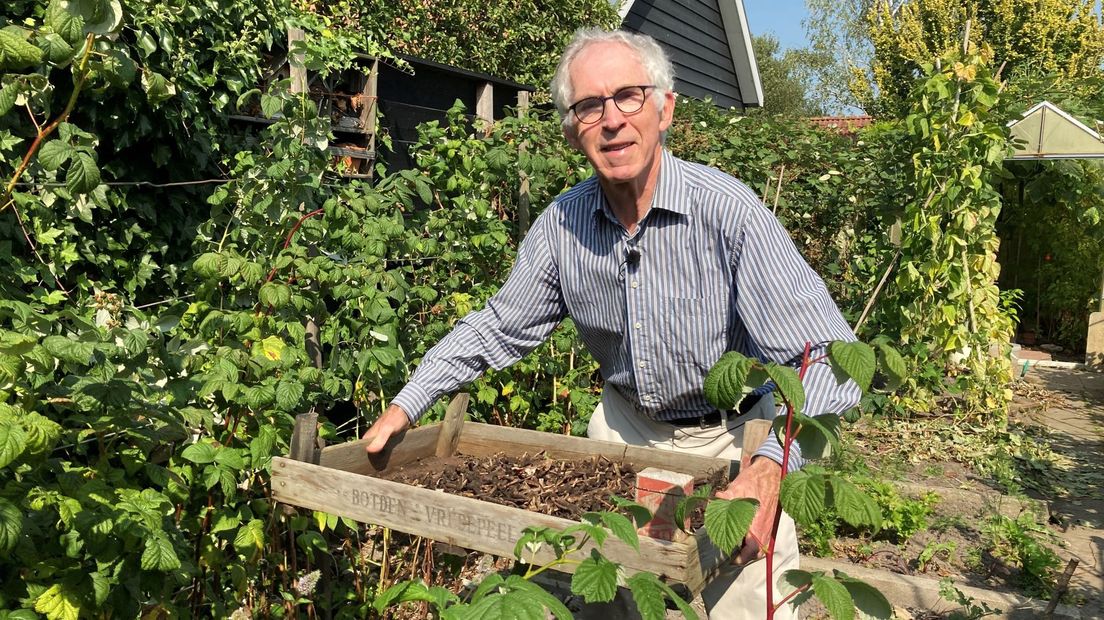 Dominee Sam Janse kweekt ook eigen groente en fruit.