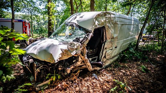 Automobilist zwaargewond na crash tegen boom