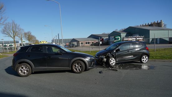 Twee gewonden bij botsing in Gieten. Twee gewonden bij botsing in Gieten.