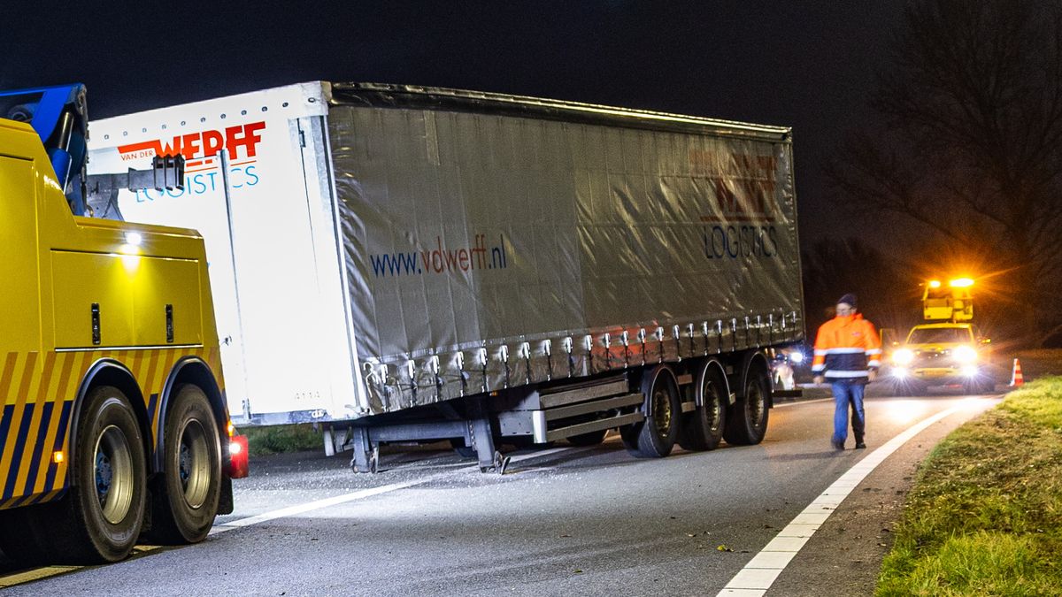Trailer schiet los van vrachtwagen, rit naar Brabant gaat niet door