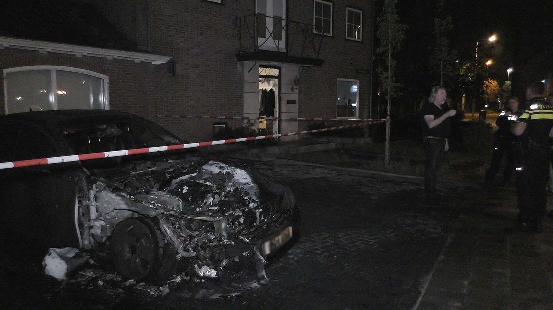 René Karst praat met de politie nadat zijn auto is uitgebrand
