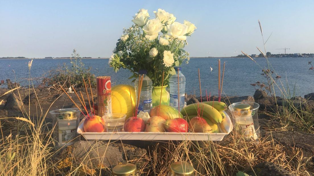 Gedenkplek op Grevelingendam voor verdronken meisje