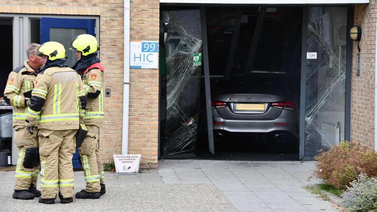 Auto rijdt door glazen deuren Emergis, bestuurder aangehouden