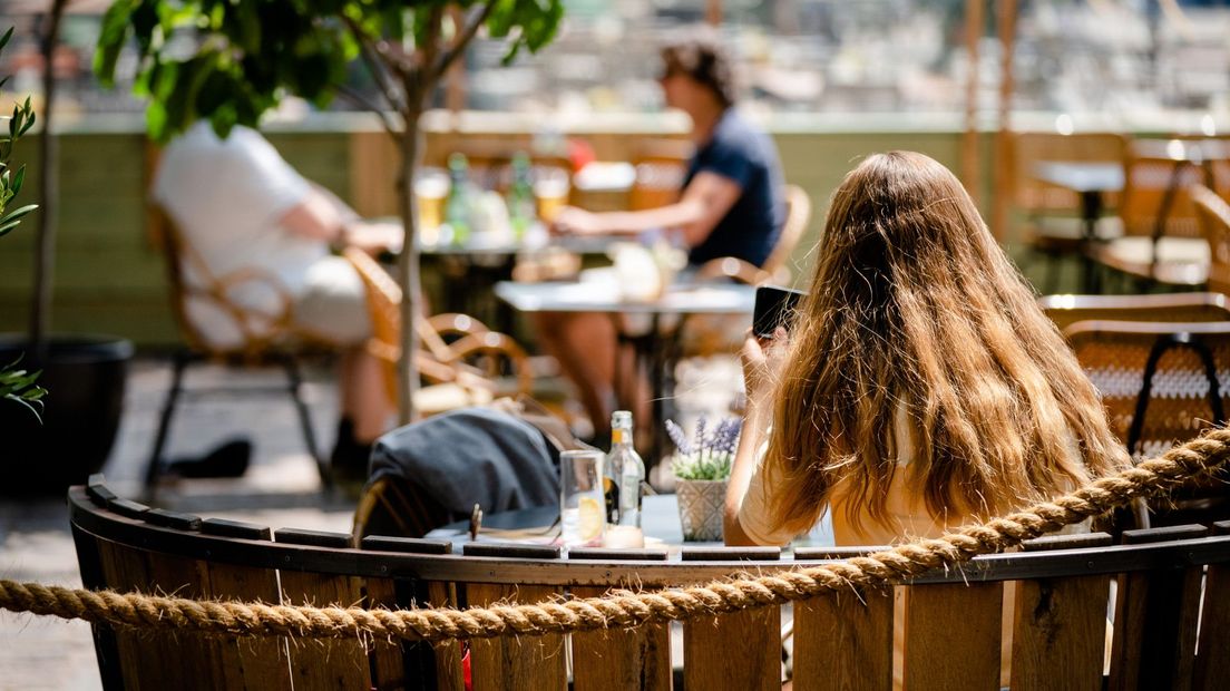 Meisje op een terras in Den Haag