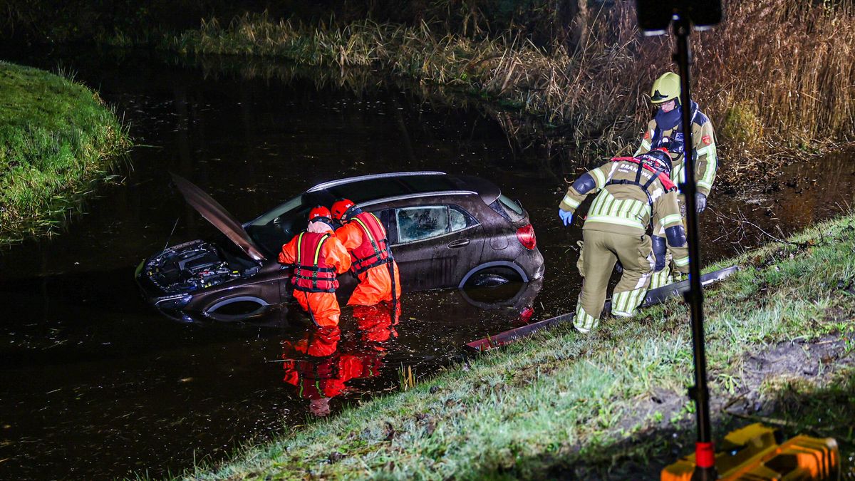 Auto belandt in sloot bij Tijnje | Versierde trekkers in optocht door Noardeast-Fryslân