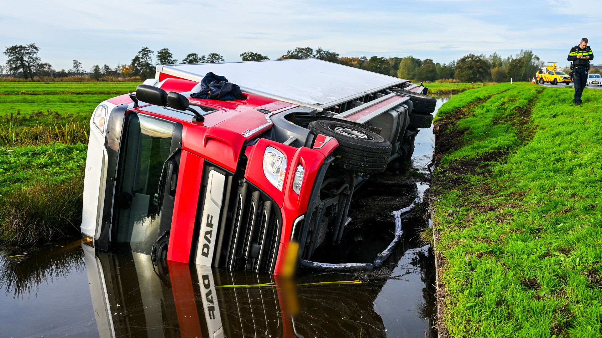De vrachtwagen die tijdens een rijles in een sloot belandde