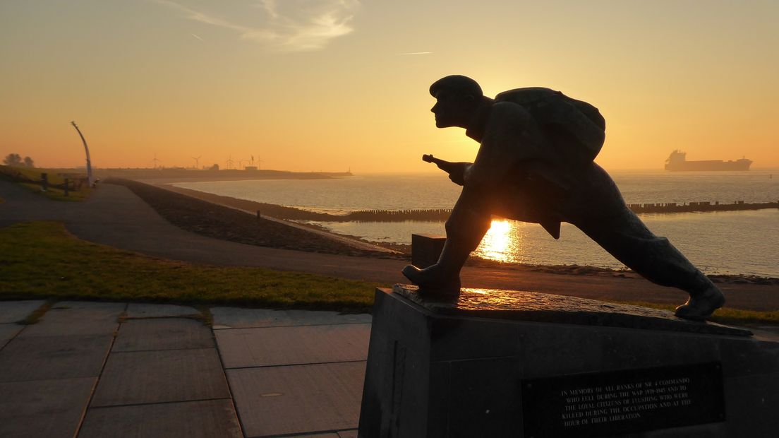Het landingsstandbeeld bij Uncle Beach in Vlissingen