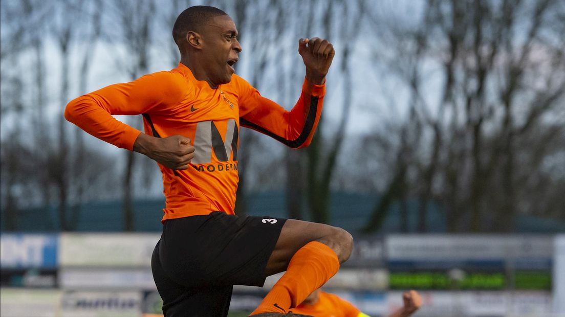 Serge Fatima viert zijn doelpunt tegen Koninklijke HFC