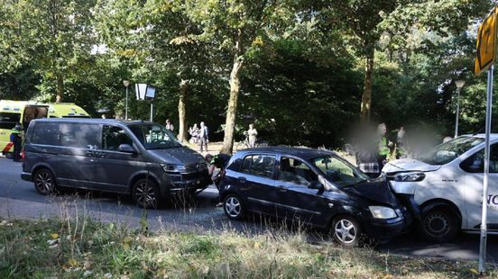 Ongeluk tussen drie autos en fietser • brandweer bevrijdt fietser met voet in spaken. Ongeluk tussen drie autos en fietser • brandweer bevrijdt fietser met voet in spaken.
