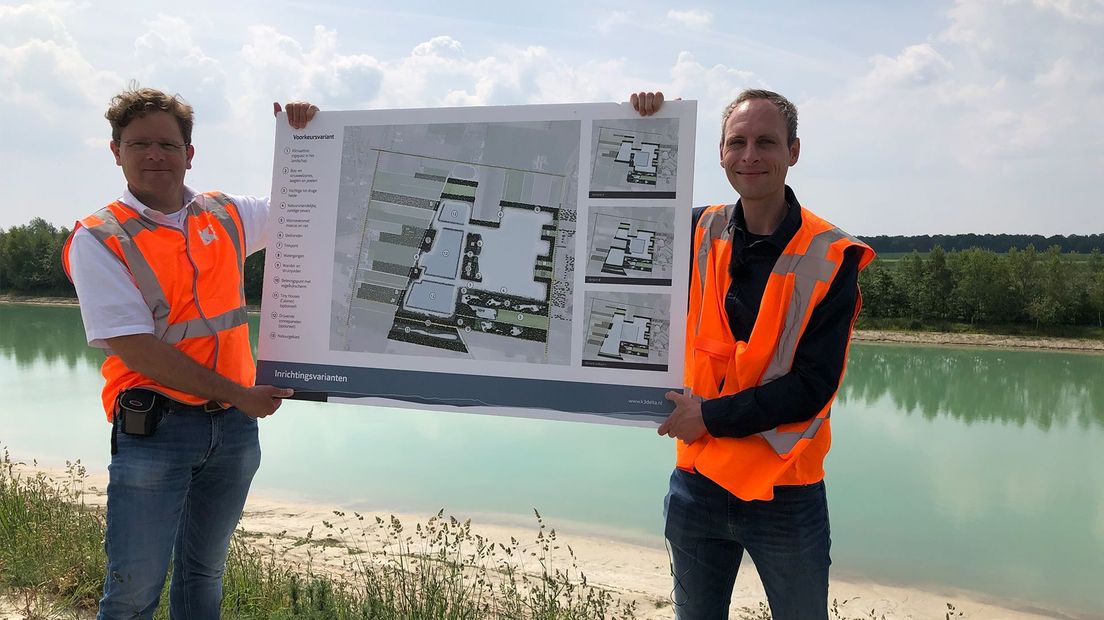 Iwan Reerink en Jildert Hijlkema presenteren het nieuwe zandwinningsplan bij Een