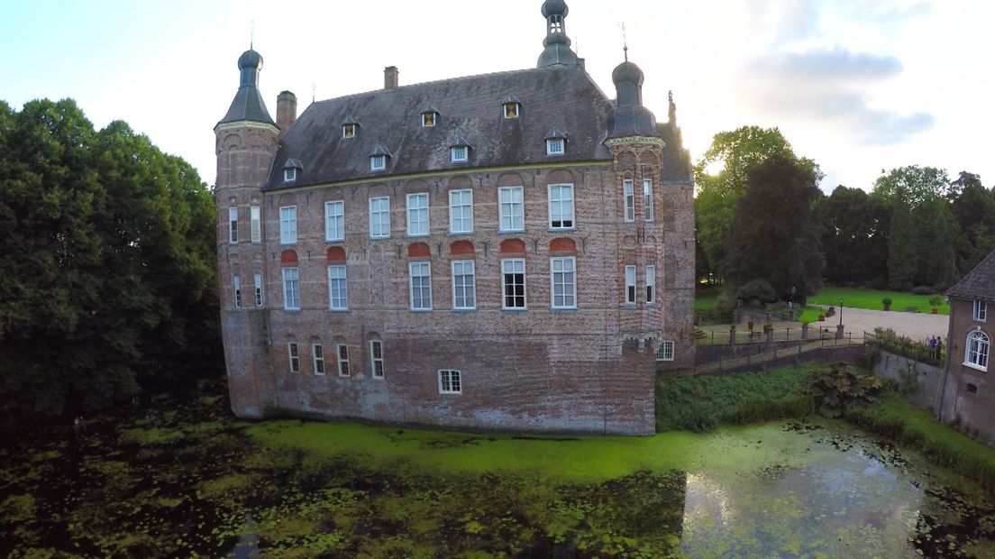 Wie de geel-zwarte vlag bij Kasteel Keppel ziet wapperen, vermoedt dat hij op het terrein van voetbalclub Vitesse is aanbeland. Niets is minder waar. Het geel-zwart is de kleurencombinatie van de adellijke familie Van Pallandt.