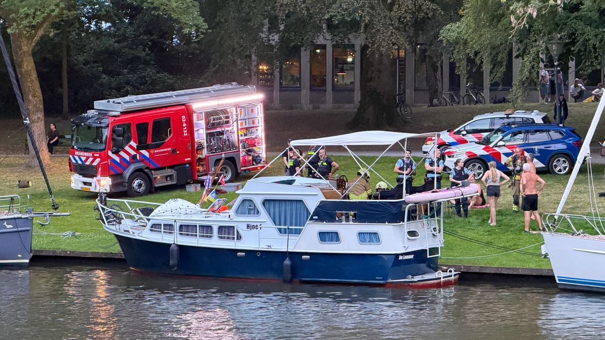 Brandweer haalt oververhitte accu's van boord bij kruiser in Prinsentuin Leeuwarden