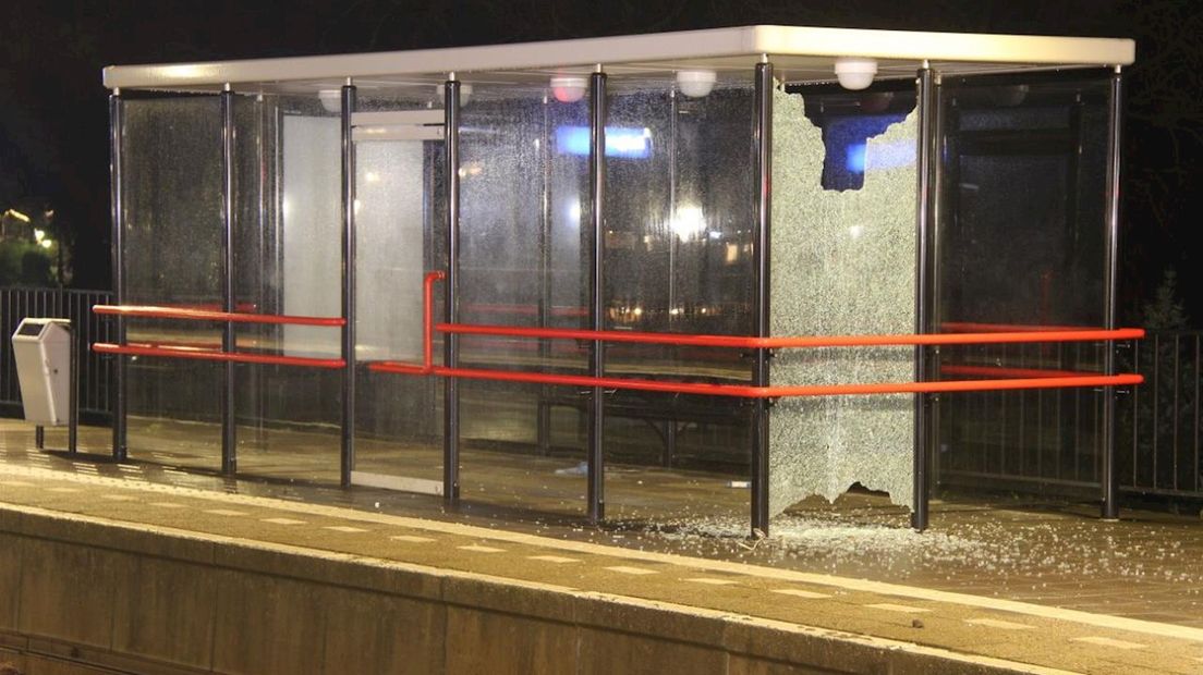 Brokstuk fiets ging als projectiel door wachthuisje op het spoor