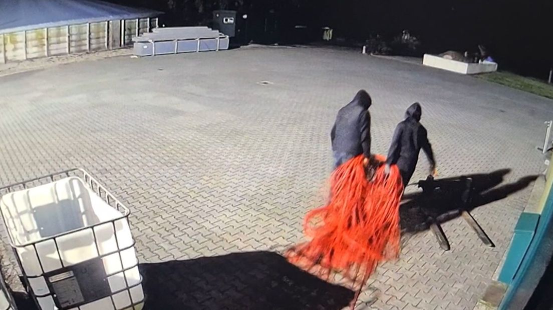 De dieven slepen kabels over het erf.