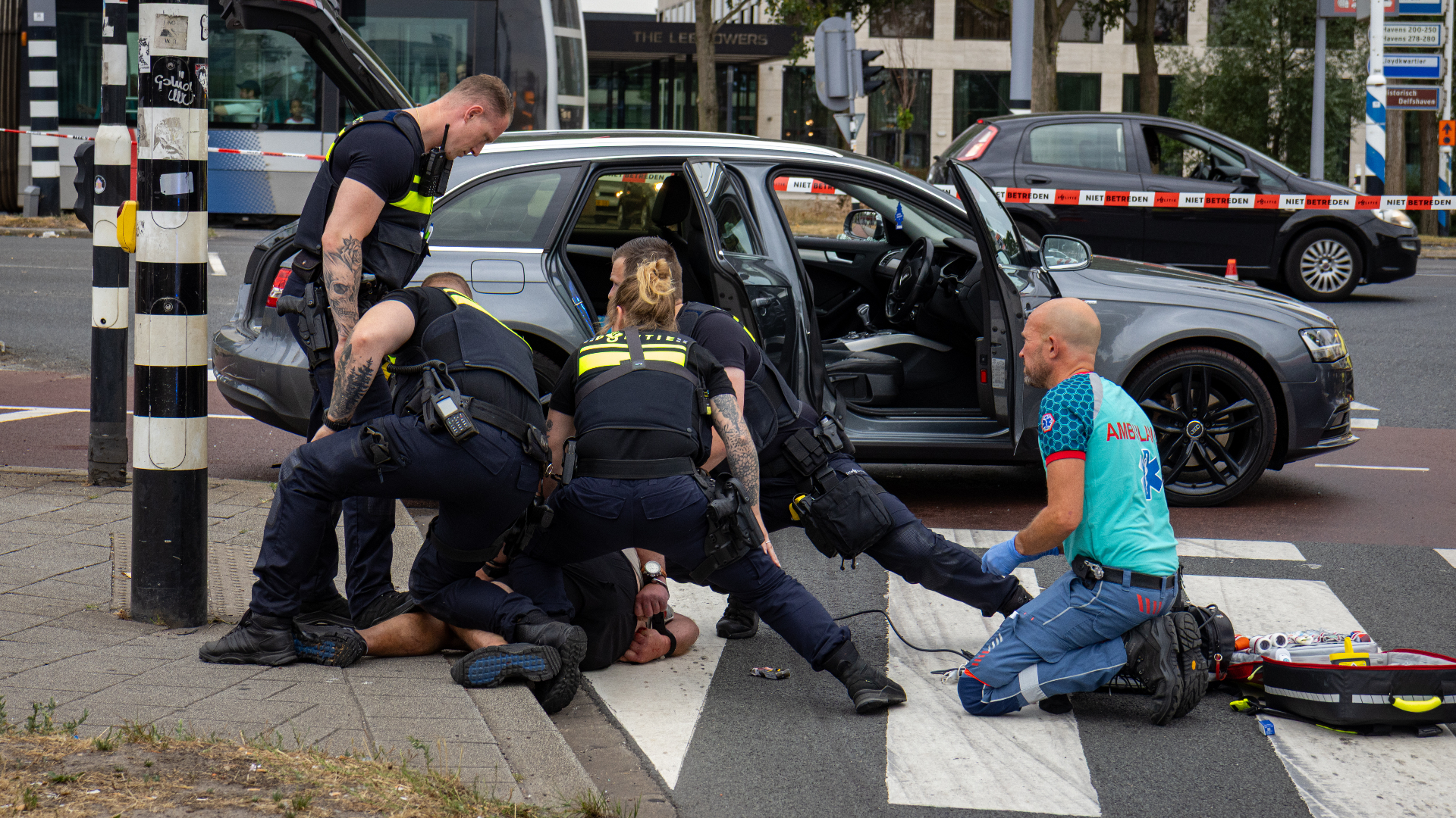Onder hevig verzet werd de man uiteindelijk gearresteerd
