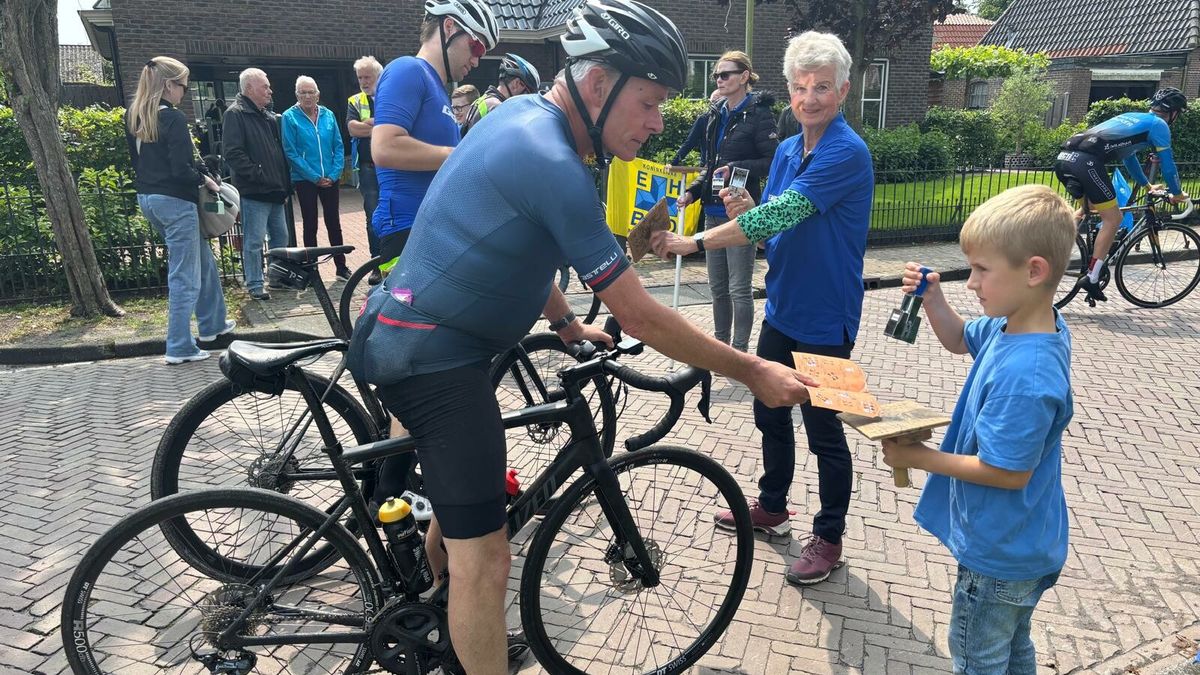 Jens (6) stempelt samen met zijn oma in Oudemirdum voor de Fietselfstedentocht