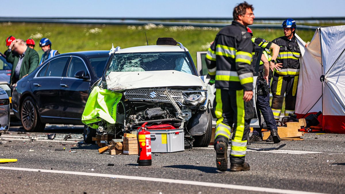 112-nieuws van 12 mei: Man (80) en vrouw (69) zwaargewond na ongeluk op A6 bij Scharsterbrug