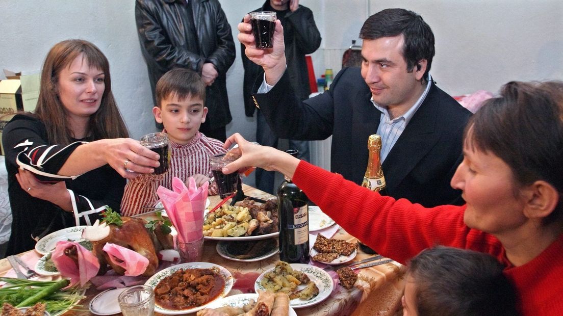 Sandra Roelofs (links) en Mikhail Saakashvili in 2004.