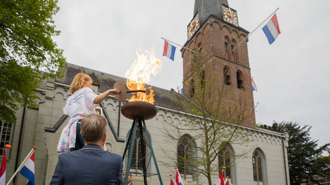 Het vrijheidsvuur werd aangestoken in Baarn, met behulp van burgemeester Mark Röell.