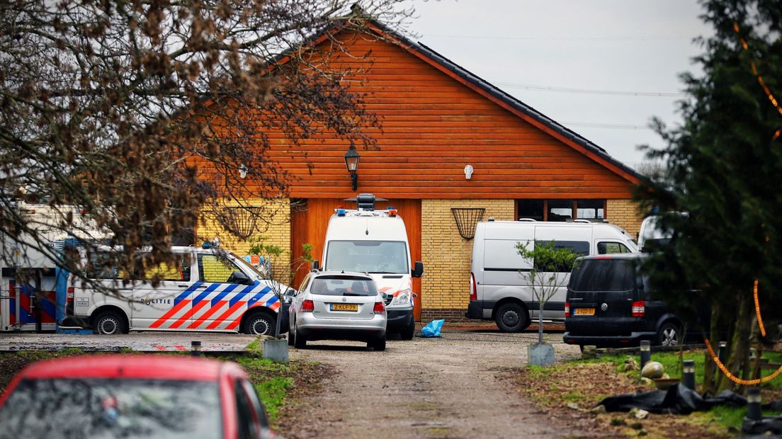 De politie doet onderzoek op het erf aan de Hofdijklaan