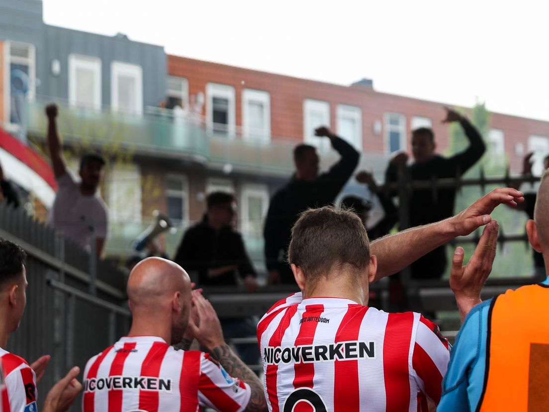 Spelers van Sparta begroeten de fans na afloop van FC Utrecht-thuis. De supporters verrasten de spelers met een sfeeractie