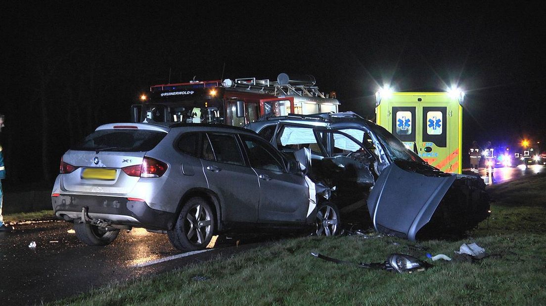 Twee auto's zijn frontaal gebotst (Rechten: Persbureau Meter)