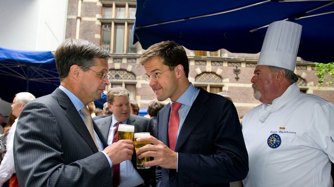 Toenmalig premier Balkenende tijdens de jaarlijkse barbecue van Nieuwspoort in 2008 | Foto ANP