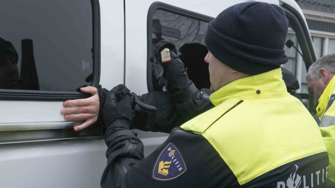 De politie verricht een aanhouding (archief)
