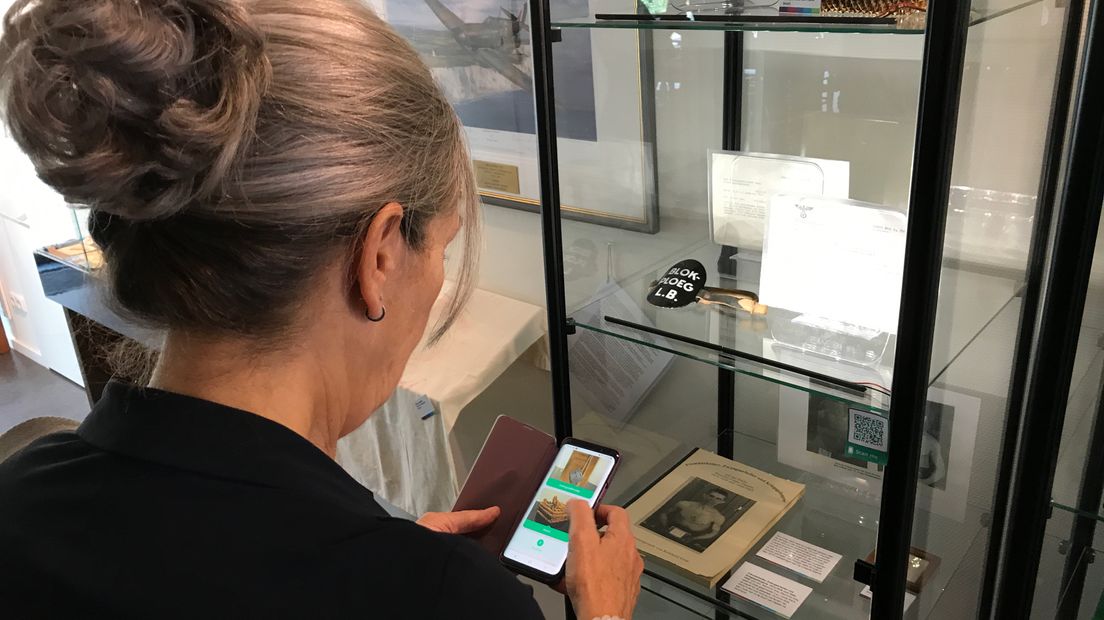 Een bezoekster test de nieuwe app van Museum Collectie Brands op haar telefoon (Rechten: RTV Drenthe/Steven Stegen)