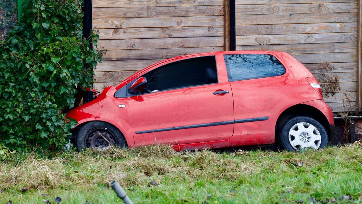 Auto raakt van de weg, bestuurder gewond