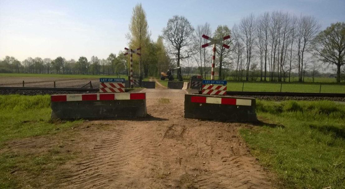 Betonblokken Bij Overweg Aalten Na Dodelijk Ongeluk; Nog 32 Onbewaakte ...