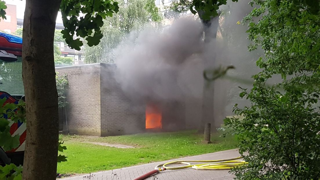 Een elektriciteitskast naast het ziekenhuis staat in brand