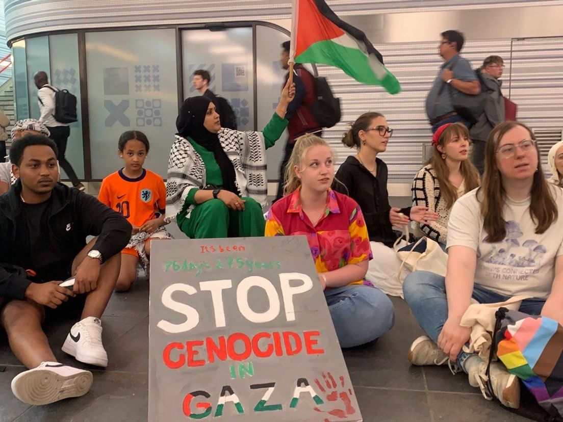 Demonstranten vragen aandacht en steun voor Palestina op station in Zwolle