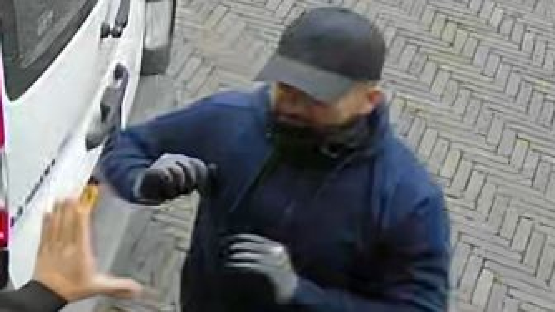 Politie deelt foto's van overvallers juwelier Arnhem