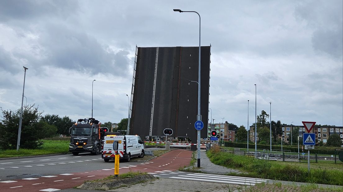 Brug bij Oostersluis staat omhoog