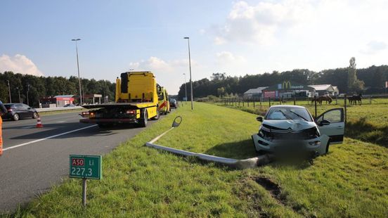 Foto: Auto rijdt lantaarnpaal omver langs snelweg