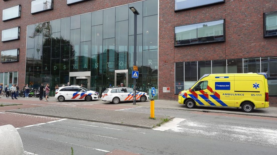 Bij het stadskantoor probeerde iemand zichzelf in brand te steken.