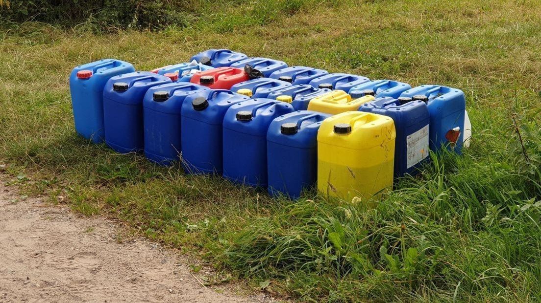 Vaten met mogelijk drugsafval gedumpt in Hengelo