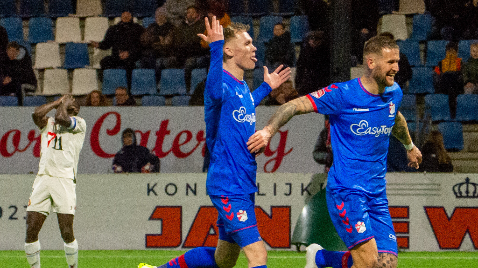 FC Emmen juicht. De Drentse club leeft nog na de zege in Velsen-Zuid