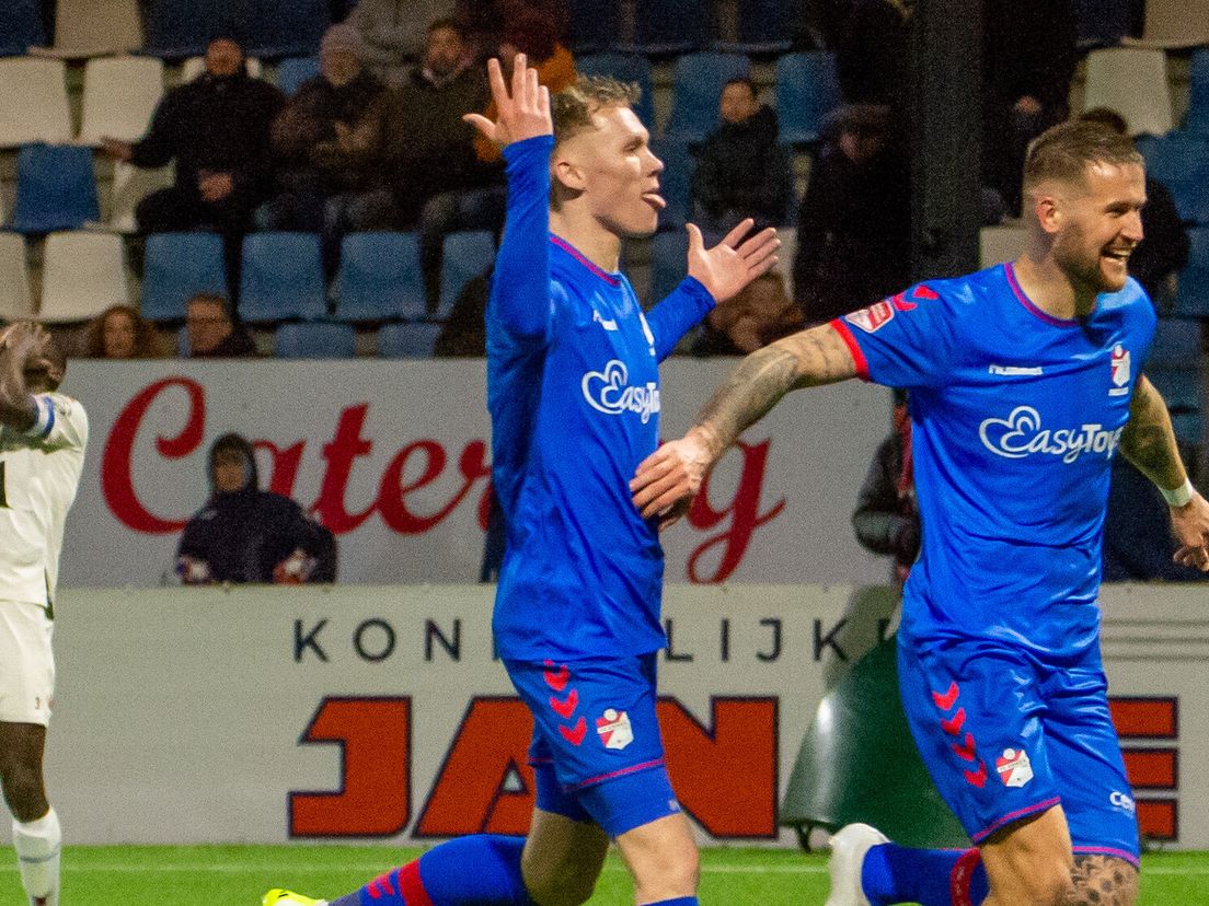 FC Emmen houdt play-off-droom in leven na bizarre wedstrijd bij Telstar: 2-3