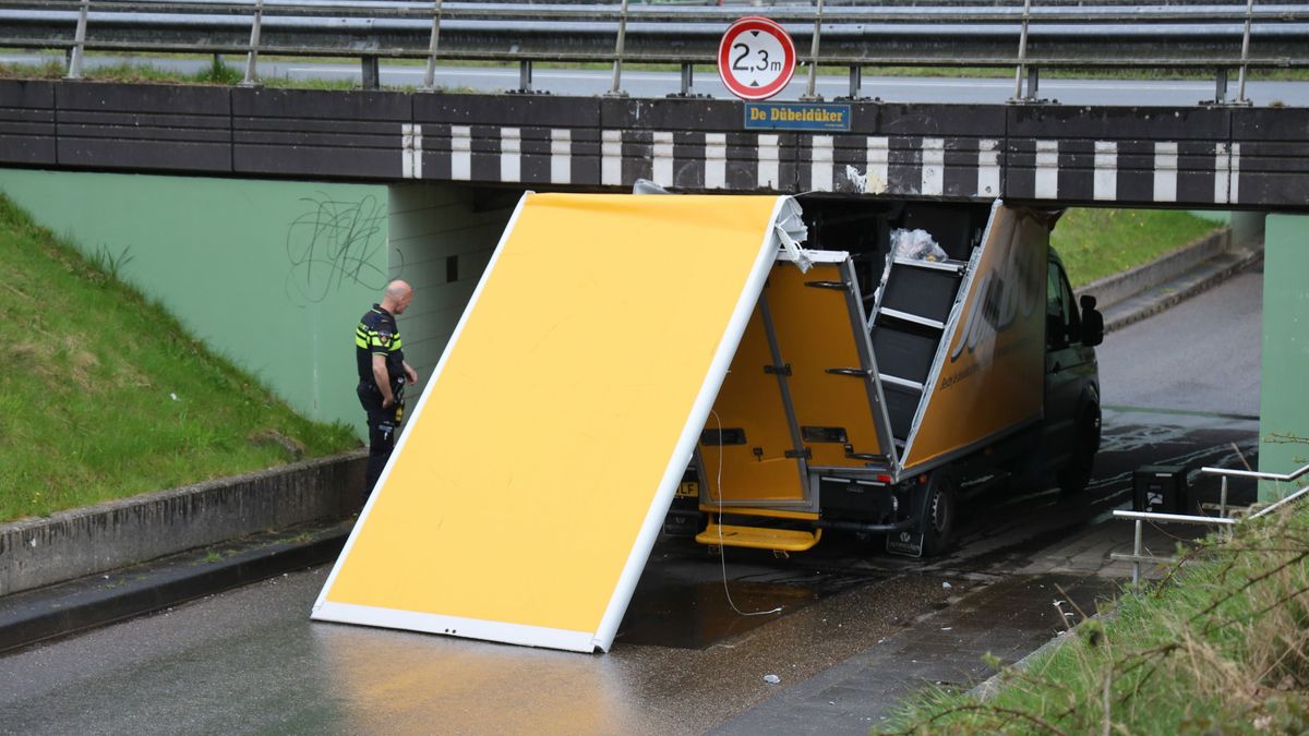 Bestelbus vast in tunnel Feanwâlden | Leeuwarder F-35's weer thuis na oefening in Japan