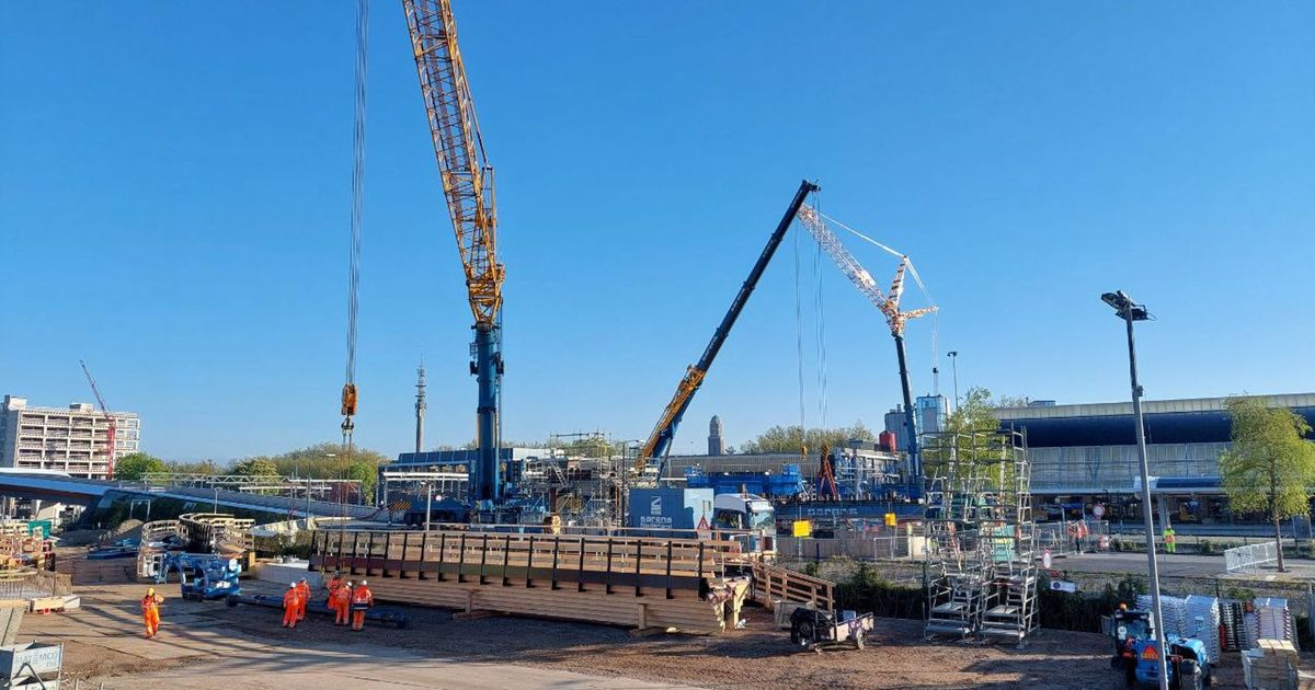 Hijsen, passen en meten: Zwolle is in de ban van plaatsing gigantische ...