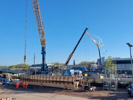 Hijsen, passen en meten: Zwolle is in de ban van plaatsing gigantische houten loopbrug bij station