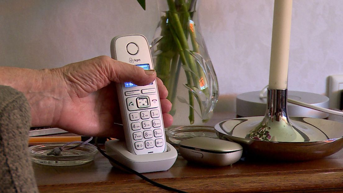 Oplichters proberen via de telefoon de bankgegevens van ouderen af te troggelen.