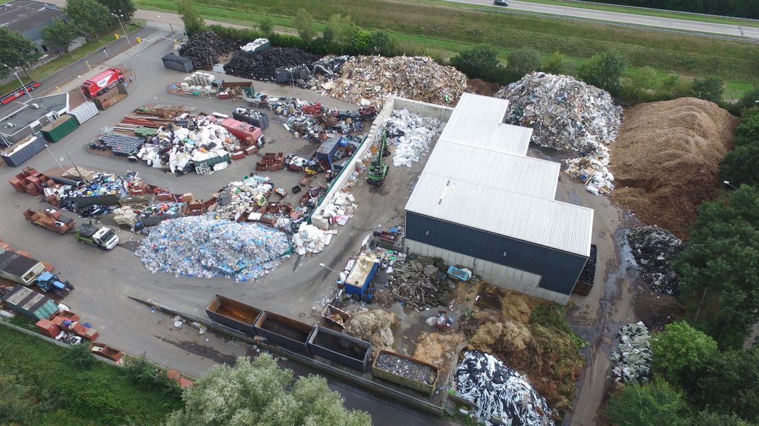 Grote bergen afval bij afvalverwerker Talen in Meppel (Rechten: archief RTV Drenthe/Serge Vinkenvleugel)