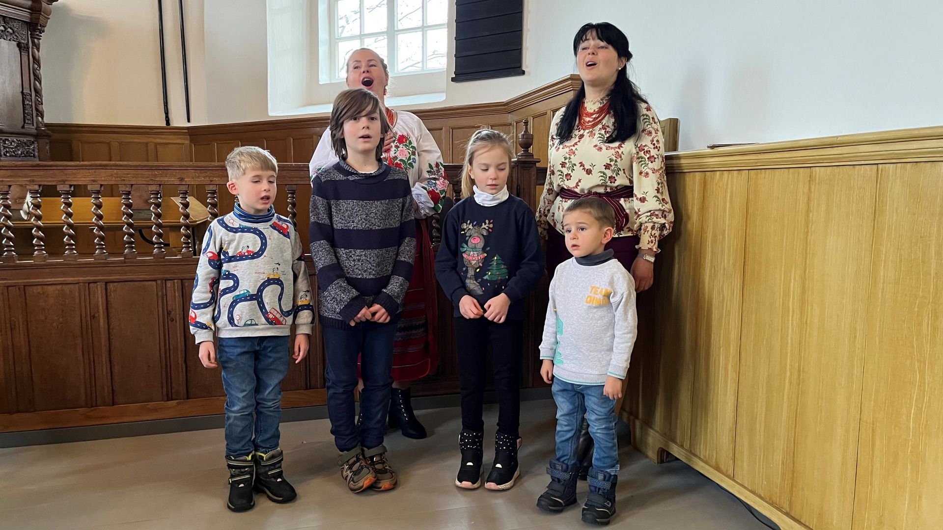 De zangeressen zingen met de kinderen