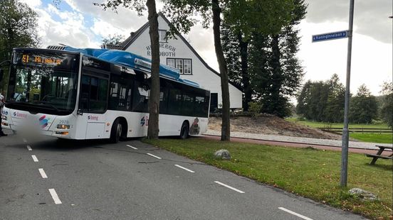 Foutje: bus vast op kei